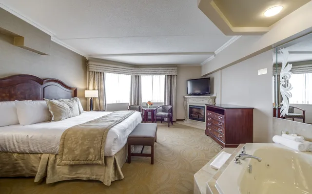 جناح بسرير كينج بحوض جاكوزي، Monte Carlo Inns And Suites Downtown Markham 4/6