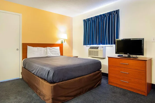 غرفة بسرير كوين للمدخنين، Motel6 Fayetteville, NC - Fort Liberty Area 1/10