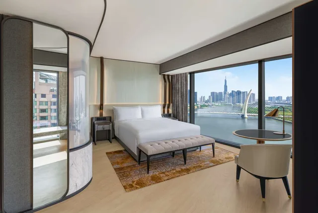 Deluxe, Suite, King Bed, River View, Corner, Hilton Saigon 1/2