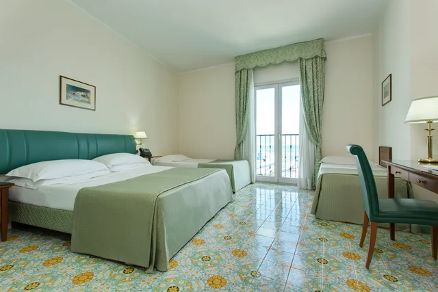 غرفة قياسية رباعية، Lloyd's Baia Hotel 1/2