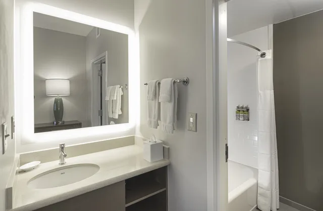 جناح بسرير كينج بغرفة نوم واحدة لذوي الإعاقة، Staybridge Suites Montgomery - Downtown 3/4