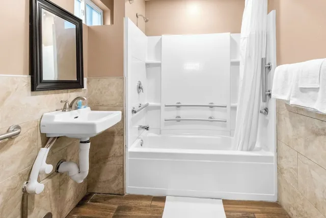 غرفة بسرير كينج لذوي الإعاقة، Americas Best Value Inn Avenel Woodbridge 4/4