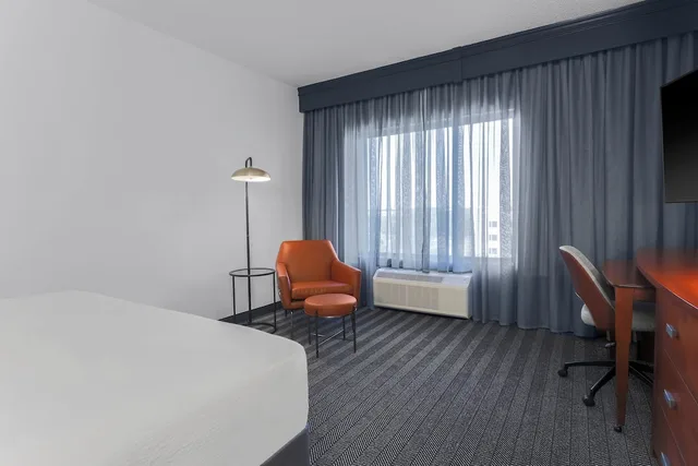 Room, King Bed, Accessible, Courtyard Austin Airport 2/4
