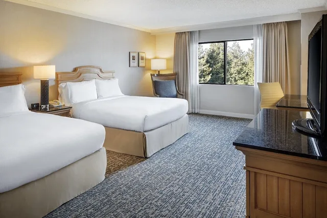 room, 2 queen beds, courtyard view, Doubletree By Hilton Sonoma Wine Country 5/10
