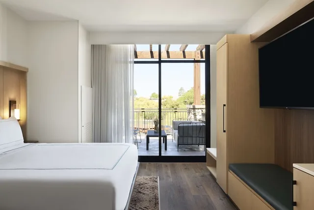 Lanai, King Bed, Accessible، The Eddy Hotel Tucson Tapestry Collection by Hilton 1/2