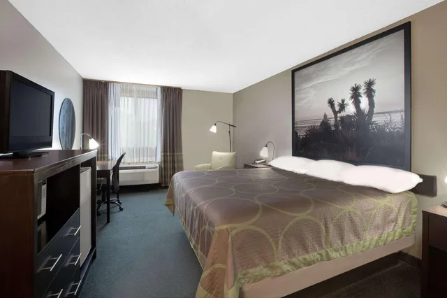 غرفة بسرير كينج بحوض استحمام لذوي الإعاقة، Super 8 By Wyndham Victoria/North/Mall Area 2/5