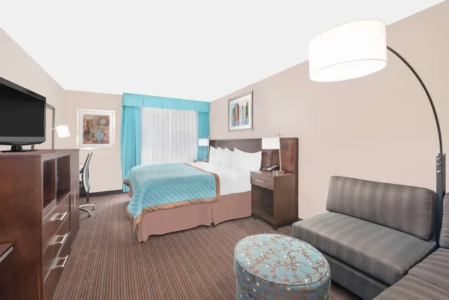 جناح بسرير كينج بحوض جاكوزي، Wyndham Garden Midland 3/4