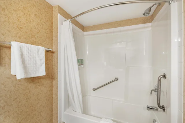جناح بسرير كينج وسرير كوين بغرفة نوم واحدة مع أريكة، Best Western Sicamous Inn 5/6