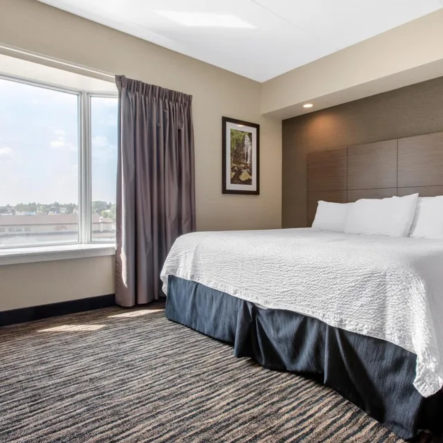 جناح بسرير كينج بغرفة نوم واحدة، Clarion Hotel & Suites Brandon 2/4