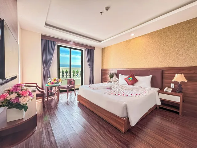 غرفة ديلوكس بسرير كوين وسرير فردي بإطلالة على الحديقة بشرفة، Night Sea Hotel 8/10