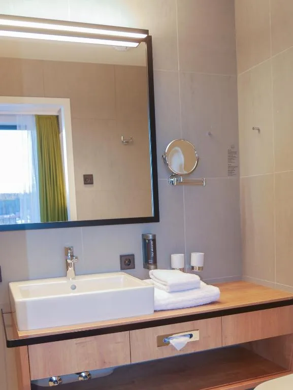 غرفة قياسية بسريرين منفصلين بشرفة، Hotel Federwerk 4/4