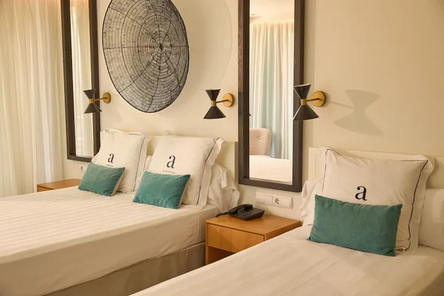 غرفة بانورامية ثلاثية بسرير كينج بإطلالة على البحر بشرفة، Almirante Hotel 2/2