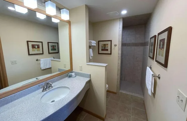 كابينة بسرير كينج مع أريكة، Crossroads Hotel & Event Center 8/9