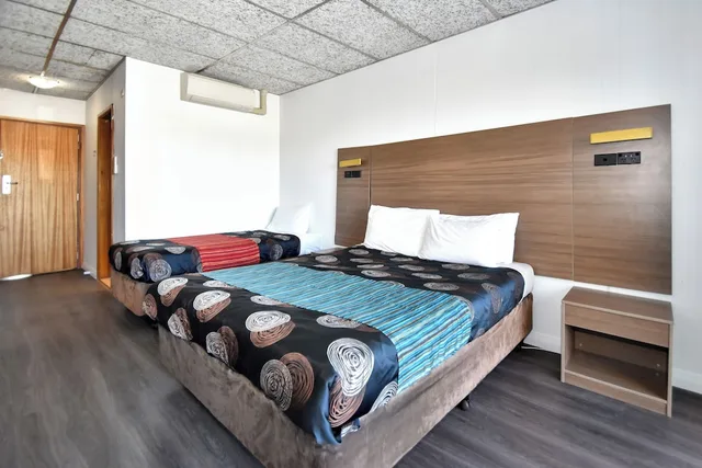 غرفة ديلوكس بسرير كوين وسرير فردي، Elkira Court Motel 10/18