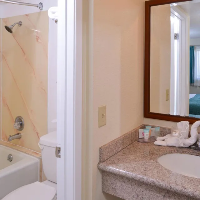 غرفة بسرير كينج بإطلالة، Edgewater Inn And Suites 7/7