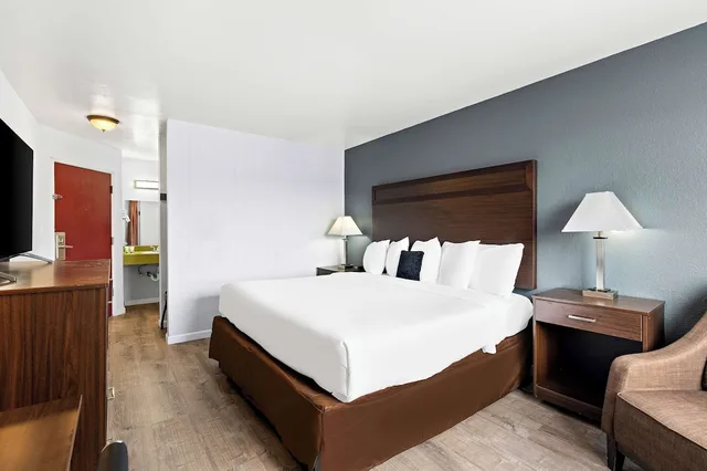 غرفة بسرير كينج، Red Lion Inn and Suites Yakima 3/5