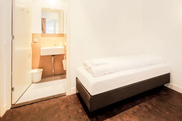 غرفة أساسية رباعية بسرير مزدوج وسريرين منفصلين بغرفة نوم واحدة، Hotel Not Hotel 2/4