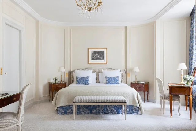 غرفة بريستيج بسرير كوين، Le Bristol Paris 1/1