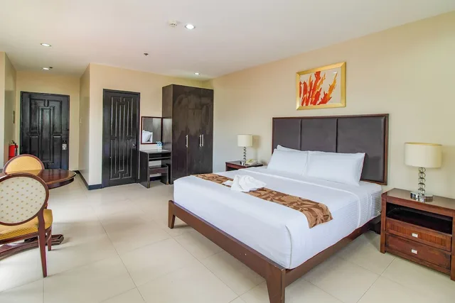 Suite, Main Hotel And Suites 2/3