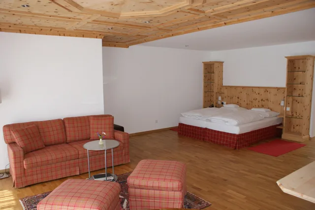 جناح جونيور، Hotel Baren 3/3