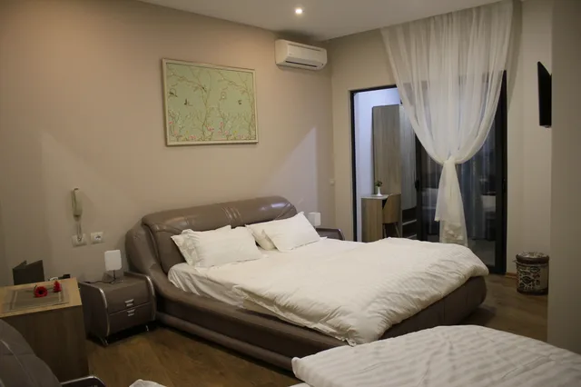 غرفة ديلوكس رباعية بإطلالة على المدينة بغرفة نوم واحدة، Park Hotel Tirana 4/5