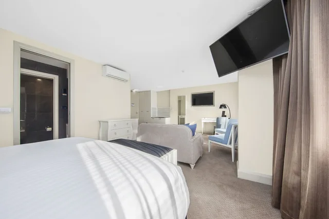 Suite, King Bed, Sauna، Canberra Rex Hotel 1/3