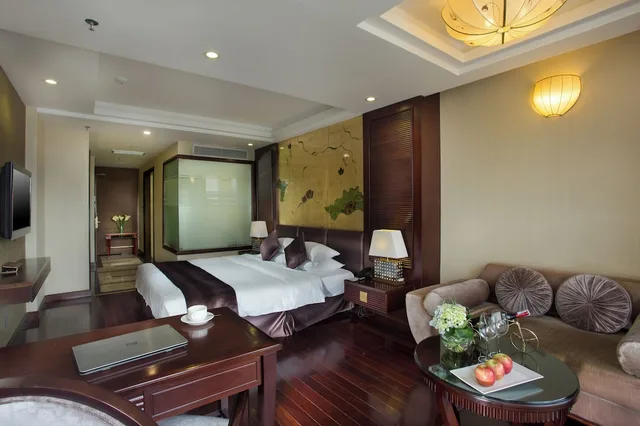 جناح فاخر بإطلالة على المدينة بشرفة، Golden Silk Boutique Hotel 2/4