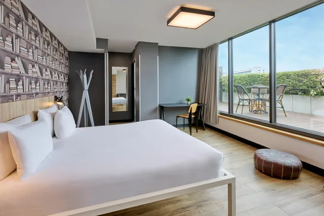 غرفة ديلوكس بسرير كينج بشرفة، Generator Hostel Paris 1/2