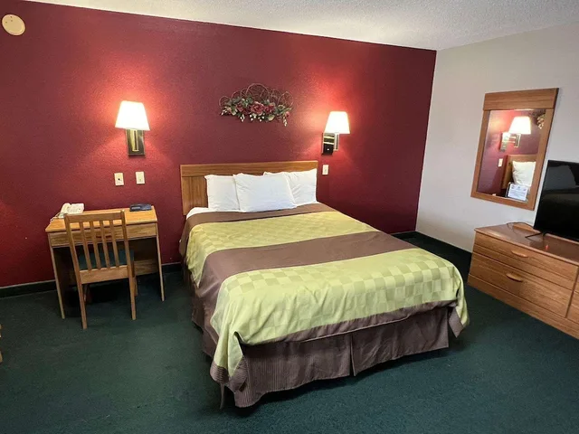 غرفة بسرير كوين، Americas Best Value Inn Suburban Motel 1/1