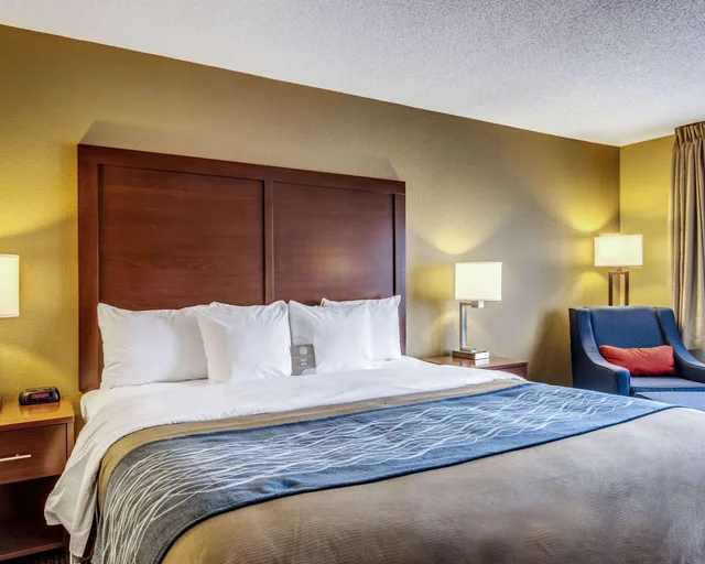 جناح بسريرين كوين، Comfort Inn and Suites Grafton Cedarburg 2/5