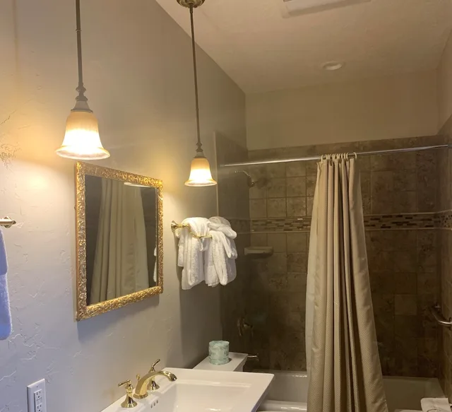 Traditional, Single, 2 Queen Beds، Riverside Hot Springs Inn Spa 5/6