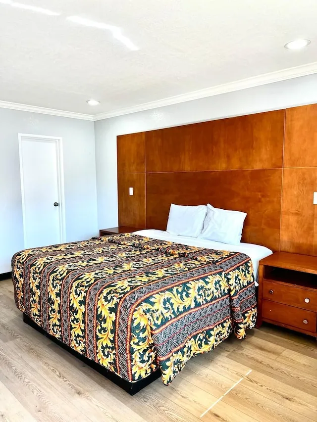 غرفة قياسية بسرير كينج للمدخنين، Aqua Inn Motel 2/4