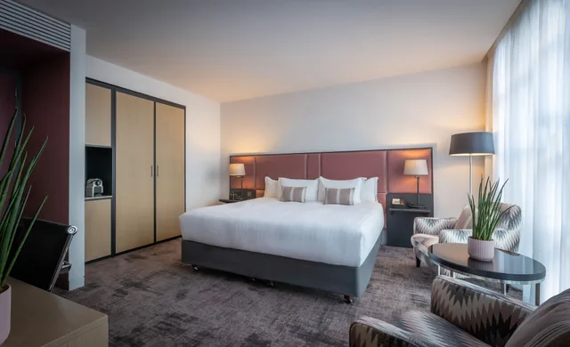 غرفة ديلوكس بسرير كينج بشرفة، The Spencer Hotel 4/8