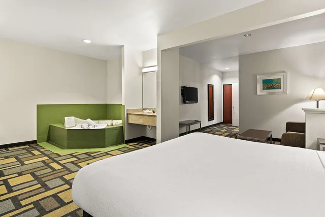 جناح بسرير كينج مع أريكة بحوض جاكوزي، Best Western Galleria Inn & Suites Houston 2/6