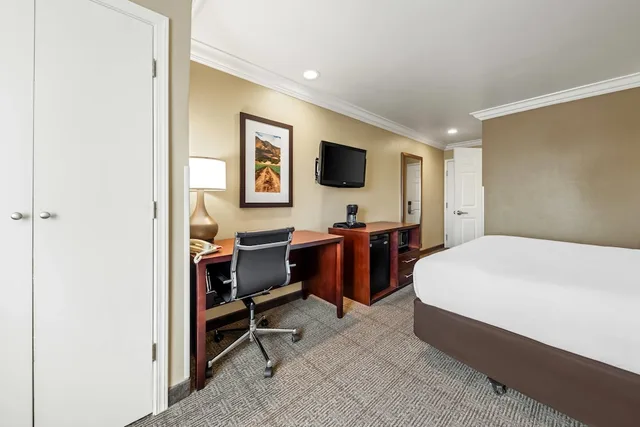 Standard, King Bed, Comfort Inn & Suites Salinas City Center Area 1/10
