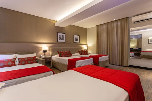 غرفة بريميوم رباعية بسرير كوين وسرير فردي مع أريكة، Faial Prime Suites 1/10