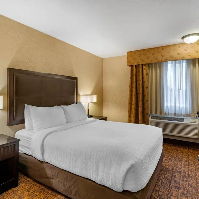 غرفة بسرير كينج بحوض استحمام لذوي الإعاقة، Lloyd Hotel Astoria Bayfront, Ascend Hotel Collection, OR 4/10