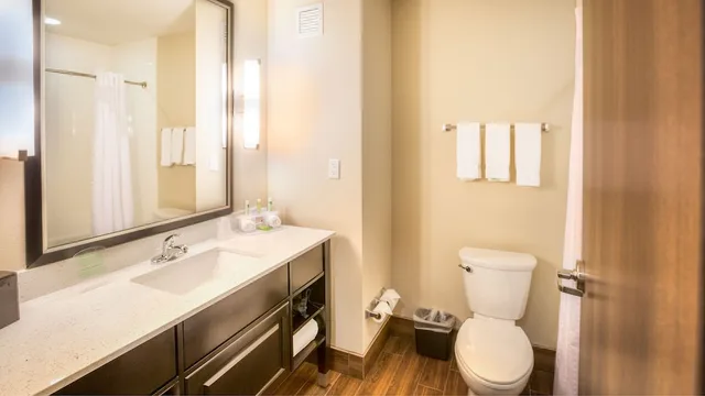غرفة قياسية بسرير كينج مع أريكة، Holiday Inn Express Wichita South 4/5