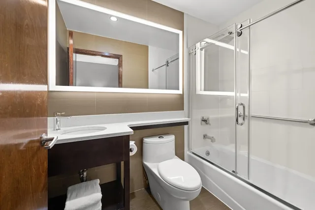 غرفة بسرير كوين بشرفة، Comfort Inn Prospect Park-Brooklyn 7/9
