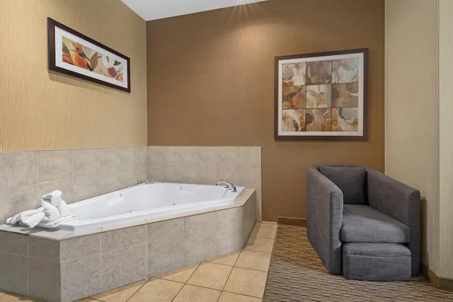 جناح بسرير كينج بحوض جاكوزي بمطبخ، Best Western Estevan Inn & Suites 7/8