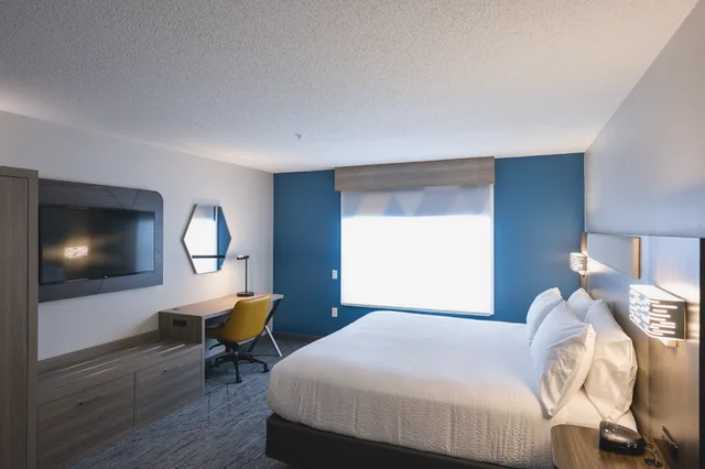 غرفة قياسية بسرير كينج، Holiday Inn Express & Suites Marquette, an IHG Hotel 6/10
