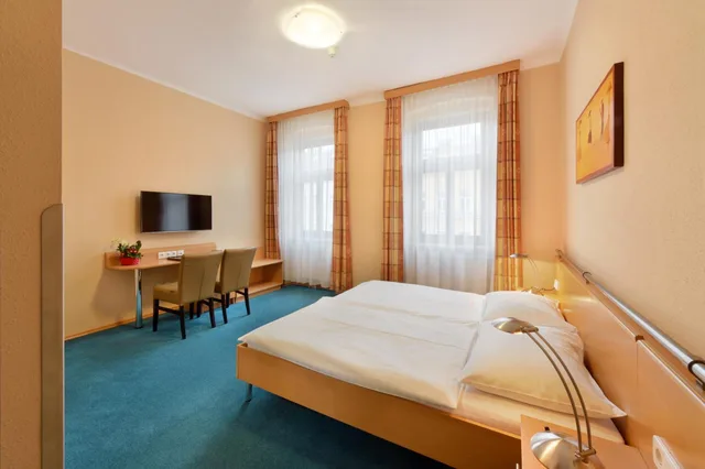 غرفة بسرير كوين، Lucia Hotel 4/10