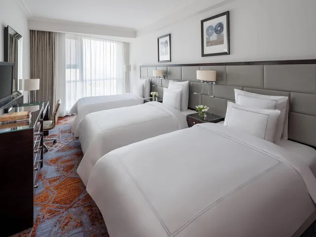 غرفة كلاسيكية ثلاثية بثلاثة أسرّة بإطلالة على المدينة، فندق مكة سويس أوتيل(Swissotel Makkah) 6/9