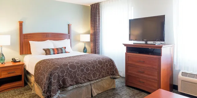 جناح استوديو بسرير كوين مع أريكة بمطبخ، Staybridge Suites Fargo 2/4