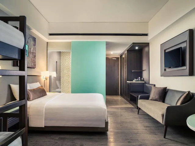 غرفة عائلية بسرير كينج وسرير بطابقين، MERCURE BALI LEGIAN 1/8