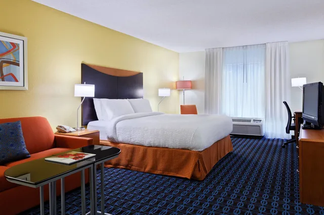 جناح بسرير كينج مع أريكة، Fairfield Inn Suites Charlotte Arrowood 2/3