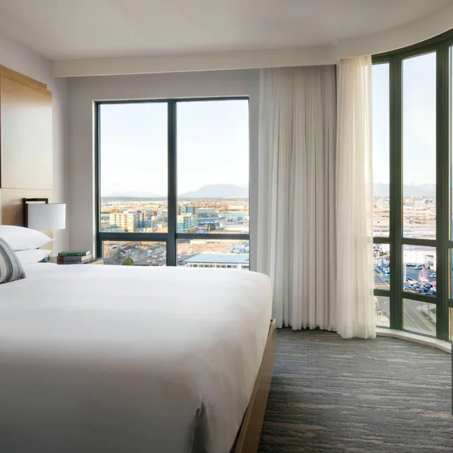 جناح جونيور بسرير كينج بإطلالة على المدينة مع أريكة في طابق مرتفع، Vancouver Airport Marriott Hotel 6/10