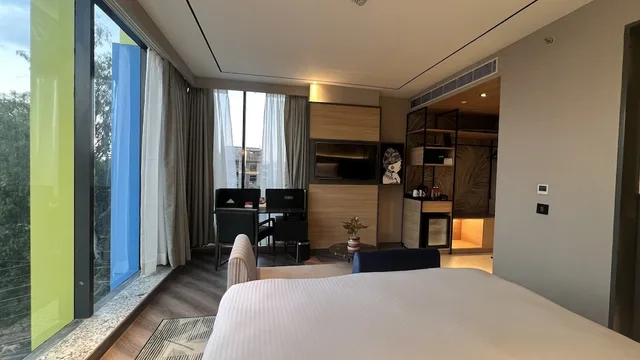 غرفة بريميوم بسرير كينج، Ramada Encore by Wyndham Bareilly Civil Lines 2/7