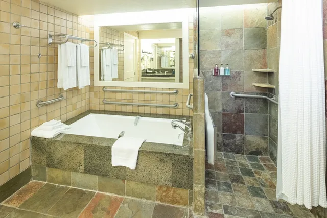 غرفة سوبيريور بسرير كينج لذوي الإعاقة، Quail Lodge Resort Golf Club 5/5