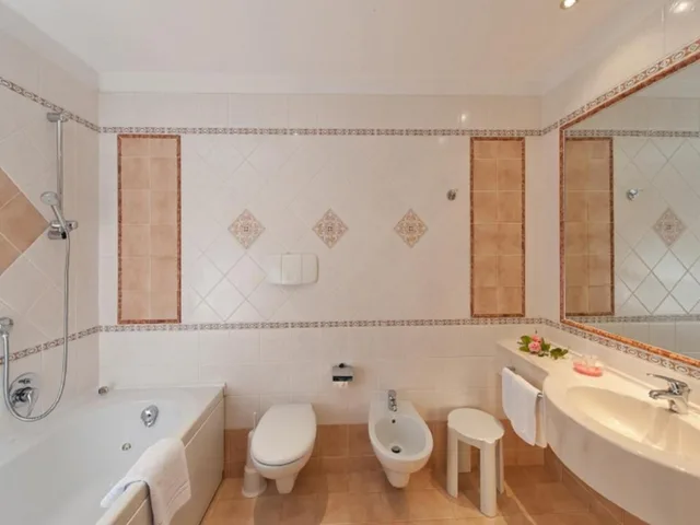 جناح جونيور، Hotel Della Torre 4/4